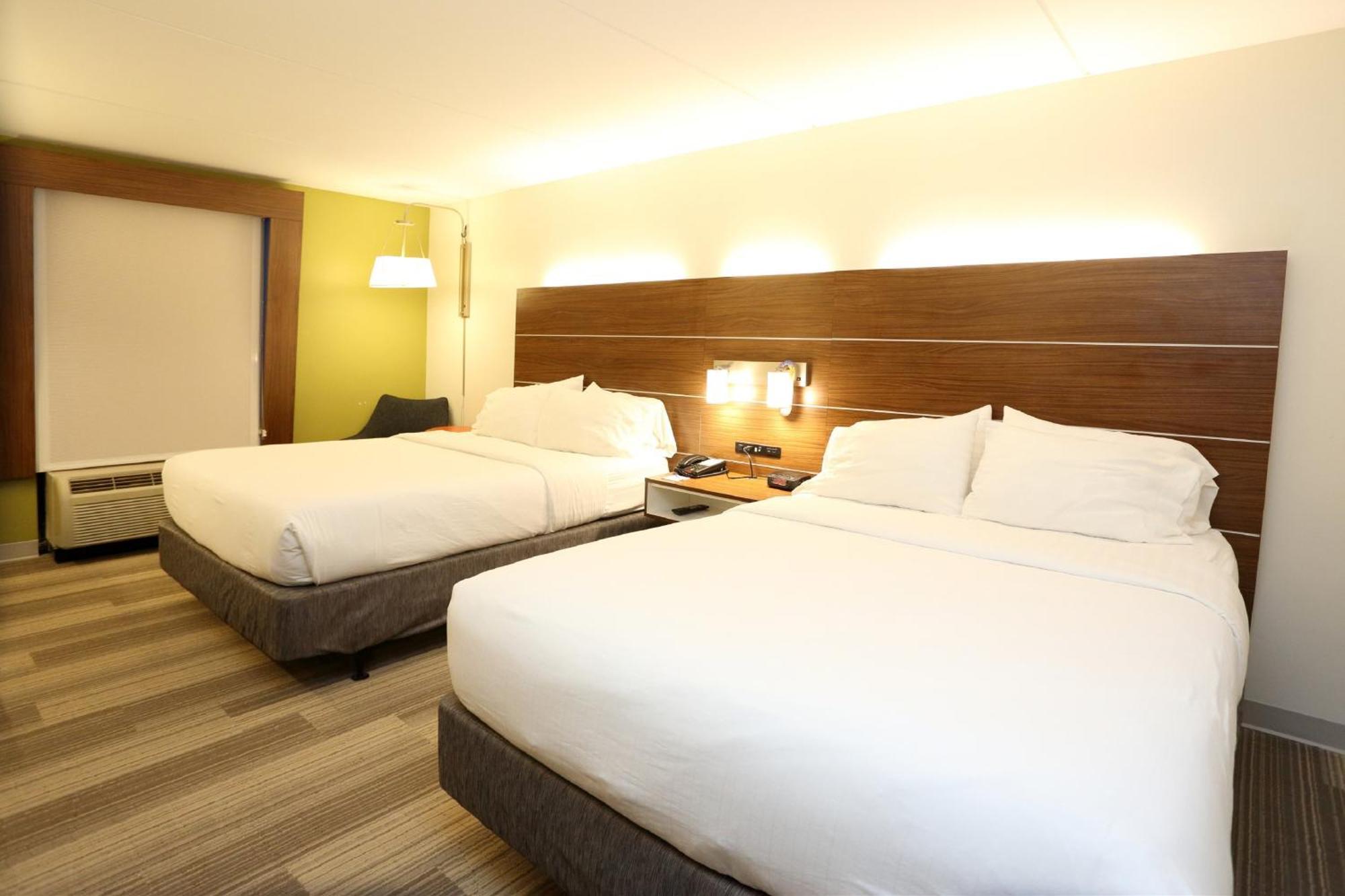 Standard Double Room with Two Double Beds and Accessible Tub - Mobility Access